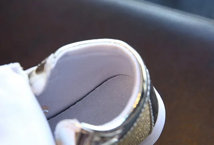 Modne, oddychające, świecące buty LED dla dzieci